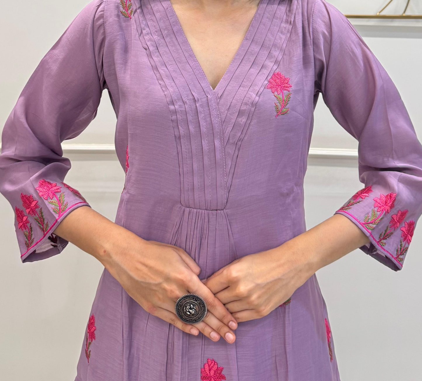 Lilac Mul Chanderi Kurta Dupatta Set With Resham Booti.