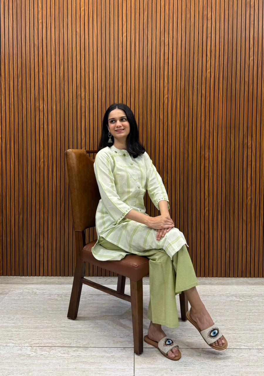 Kurta Palazzo Set In Green Shade With Fine Pocket Work In Handloom Cotton.